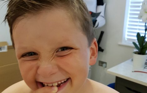 Satui ca fiul lor nu vrea sa se spele pe dinti, doi parinti au avut o idee ingenioasa