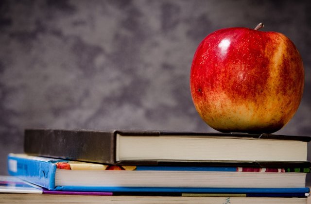 Cat cheltuiesc romanii lunar pentru alimentele cu care isi trimit copiii la scoala