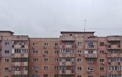 Un bloc a fost evacuat dupa ce pamantul a inceput sa se surpe
