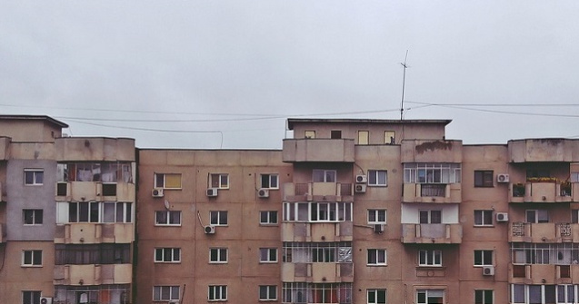 Un bloc a fost evacuat dupa ce pamantul a inceput sa se surpe