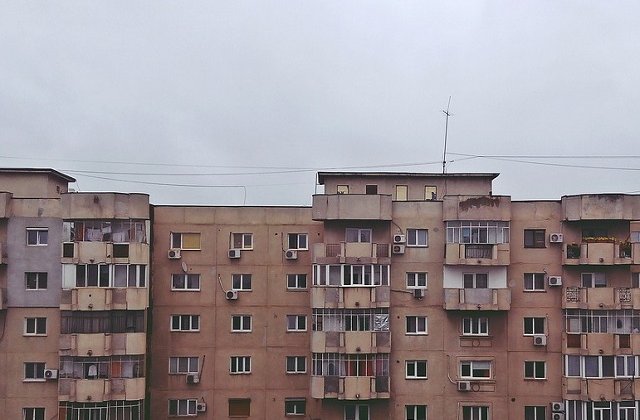Un bloc a fost evacuat dupa ce pamantul a inceput sa se surpe