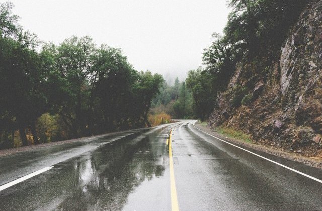 Capitala si 18 judete, sub cod portocaliu de ploi abundente si vant puternic. La munte ninge si va fi viscol