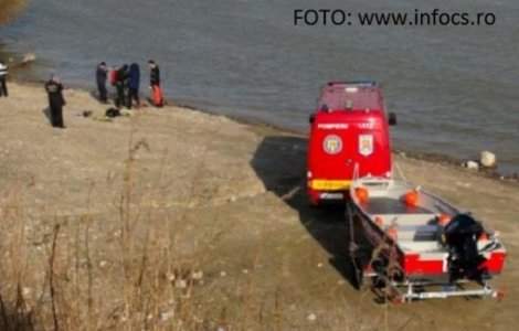 Caras-Severin: O masina in care se afla patru persoane, intre care un copil, a cazut in Dunare