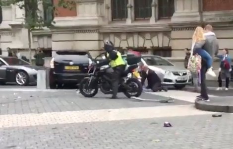 O masina a intrat in multime la Londra; mai multe persoane sunt ranite