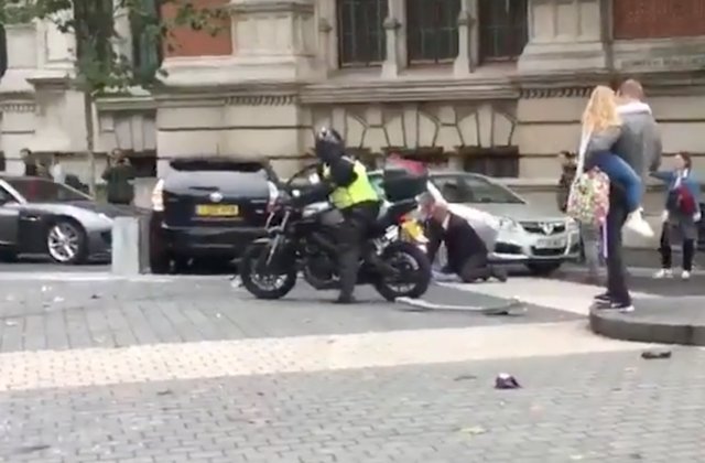 O masina a intrat in multime la Londra; mai multe persoane sunt ranite