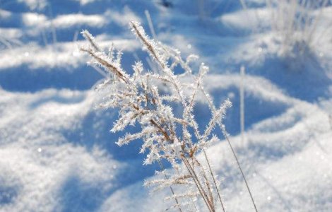 Strat de zapada de 82 de centimetri la Varful Omu. Ninge in mai multe zone, iar drumarii au imprastiat deja cinci tone de material antiderapant