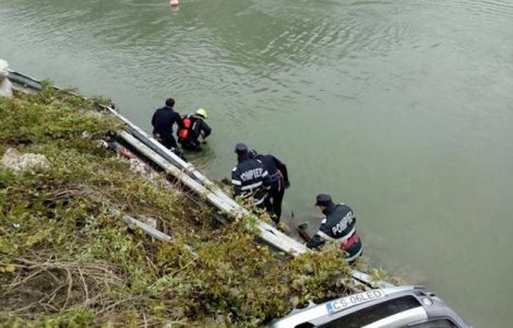 Familia disparuta in Dunare nu a fost gasita in masina scoasa din apa