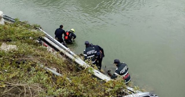 Familia disparuta in Dunare nu a fost gasita in masina scoasa din apa