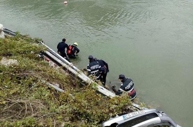 Masina care a plonjat in Dunare a fost scoasa la mal. Familia disparuta nu se afla in autoturism