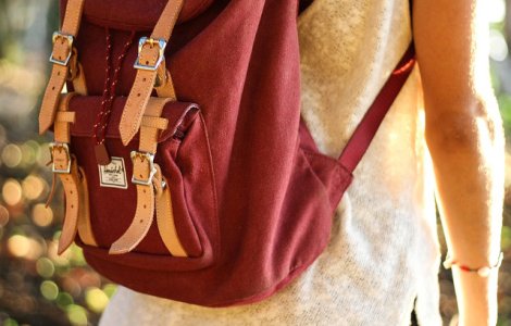 Verificari in scoli, dupa ce o femeie a reclamat ca ghiozdanul fiului ei cantareste 25% din greutatea lui