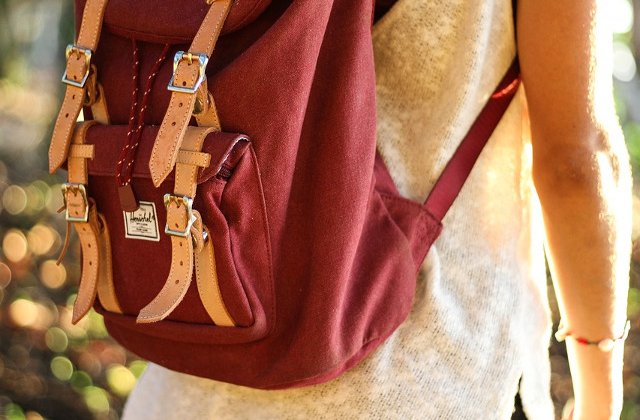 Verificari in scoli, dupa ce o femeie a reclamat ca ghiozdanul fiului ei cantareste 25% din greutatea lui