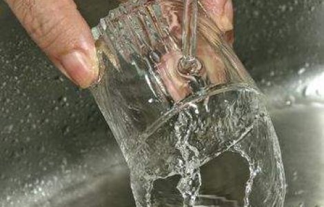 Tokyo: Apa de la robinet, periculoasa pentru bebelusi