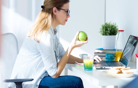  Top  7 greseli pe care le faci la masa de pranz. Cum sa le eviti