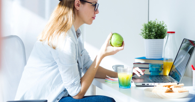  Top  7 greseli pe care le faci la masa de pranz. Cum sa le eviti