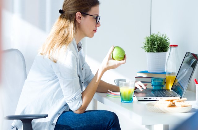 7 greseli pe care le faci la masa de pranz. Cum sa le eviti