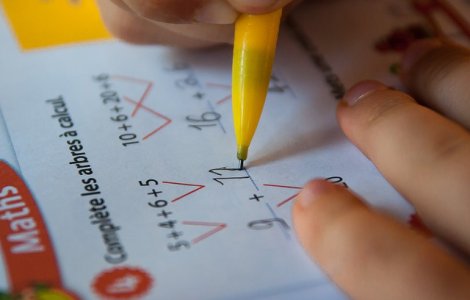 Un elev a intrat cu piciorul intr-o bucata de fier beton. Pompierii au intervenit