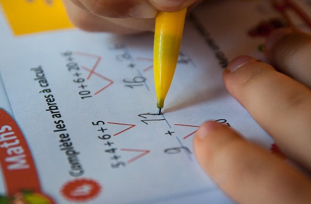 Un elev a intrat cu piciorul intr-o bucata de fier beton. Pompierii au intervenit