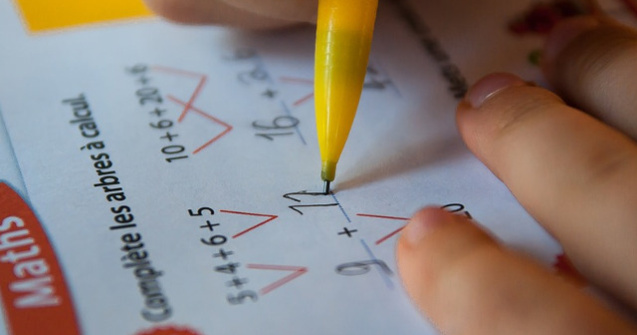 Un elev a intrat cu piciorul intr-o bucata de fier beton. Pompierii au intervenit