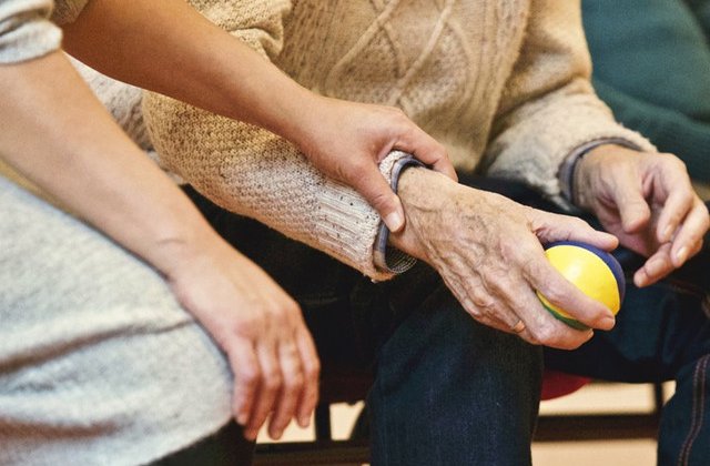 Peste 600.000 de romani sufera de boli inflamatorii reumatice, inclusiv tineri si copii