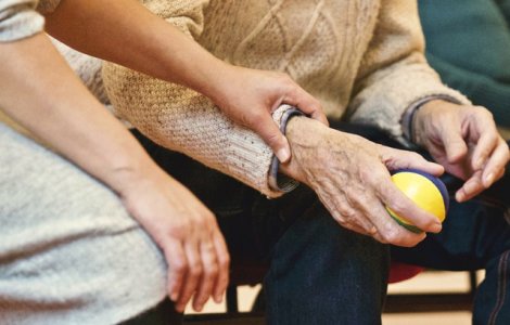 Peste 600.000 de romani sufera de boli inflamatorii reumatice, inclusiv tineri si copii