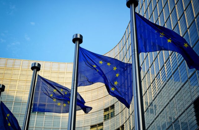 Noi obiective privind emisiile de CO2: Uniunea Europeana vrea o lege care sa promoveze masinile electrice