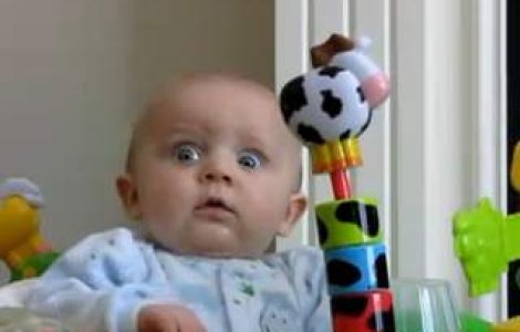  Video  Bebele ingrozit de mama sa cand isi sufla nasul!