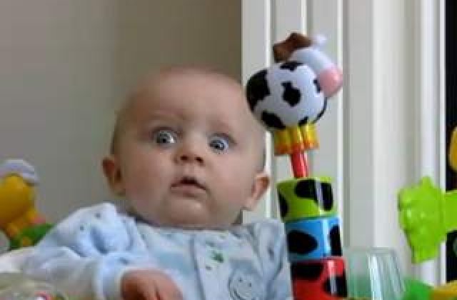 [VIDEO] Bebele ingrozit de mama sa cand isi sufla nasul!