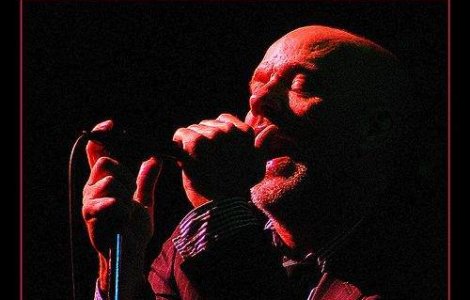 De ce nu zambeste niciodata vocalistul de la R.E.M?