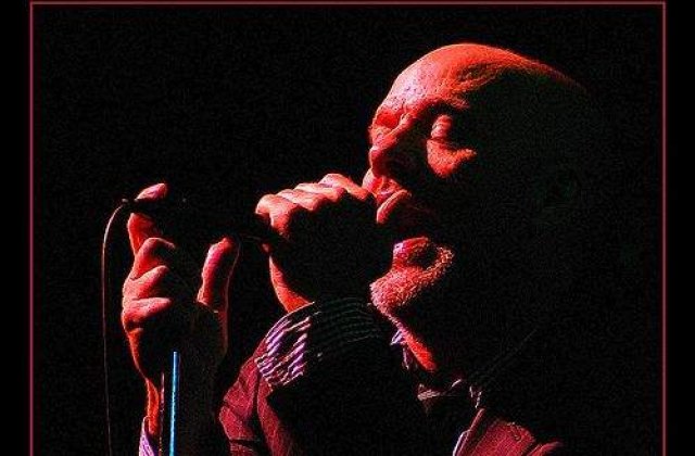 De ce nu zambeste niciodata vocalistul de la R.E.M?