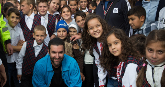  Foto  Smiley, impresionat de situatia copiiilor din comuna Dofteana. Artistul a vizitat o scoala in calitate de ambasador UNICEF
