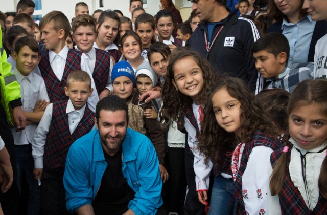 [Foto] Smiley, impresionat de situatia copiiilor din comuna Dofteana. Artistul a vizitat o scoala in calitate de ambasador UNICEF