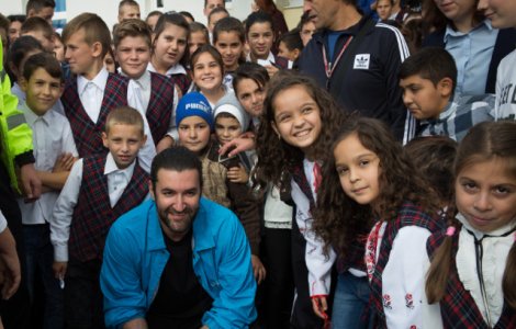  Foto  Smiley, impresionat de situatia copiiilor din comuna Dofteana. Artistul a vizitat o scoala in calitate de ambasador UNICEF