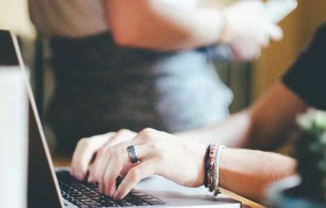 O femeie din Bucuresti, retinuta dupa ce a convins un englez sa ii trimita 35.000 de lire sterline