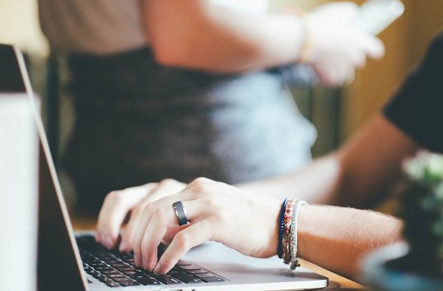 O femeie din Bucuresti, retinuta dupa ce a convins un englez sa ii trimita 35.000 de lire sterline