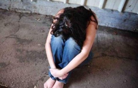 Cinci tineri, arestati preventiv dupa ce au rapit si violat o fata de 13 ani