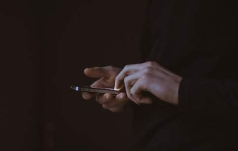 Un agent al unui serviciu de informatii i-a trimis din greseala un sms islamistului pe care il fila