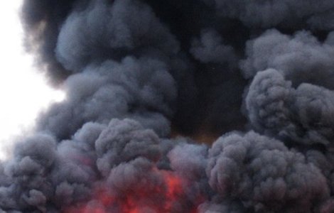 Incendiu violent la un depozit de mase plastice din Vaslui