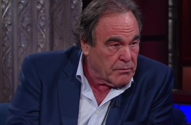 Regizorul Oliver Stone, acuzat de un fost model Playboy ca a atins-o in mod nepotrivit la o petrecere