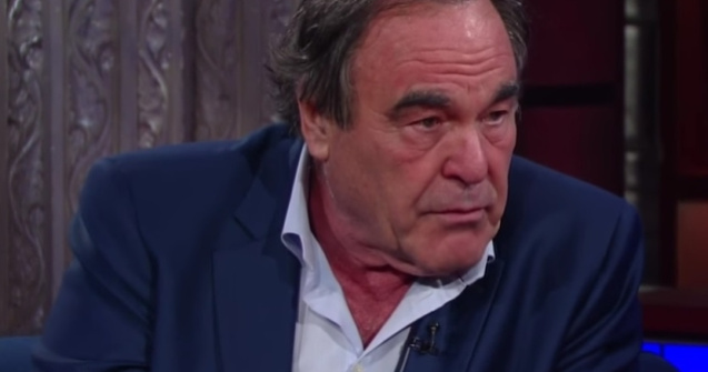 Regizorul Oliver Stone, acuzat de un fost model Playboy ca a atins-o in mod nepotrivit la o petrecere
