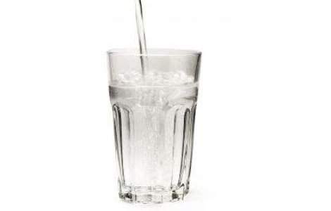 Apa plata cu bacterii si germeni fecali, in magazinele din Brasov