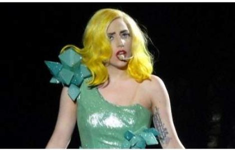  Foto  Gaga ne lasa cu gura cascata...din nou