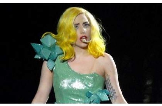 [FOTO] Gaga ne lasa cu gura cascata...din nou