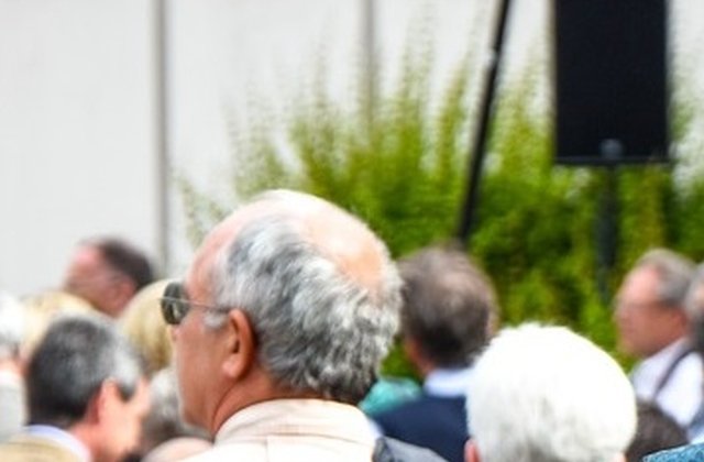 Record de pelerini la Iasi: Aproximativ 175.000 de oameni s-au inchinat deja la moaste, peste 35.000 fiind in continuare la rand