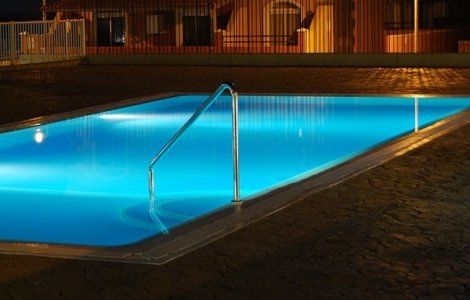 Sfarsit tragic pentru o femeie din California: A murit in bratele sotului ei, in timp ce se ascundeau in piscina de incendii