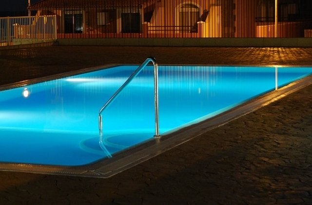 Sfarsit tragic pentru o femeie din California: A murit in bratele sotului ei, in timp ce se ascundeau in piscina de incendii