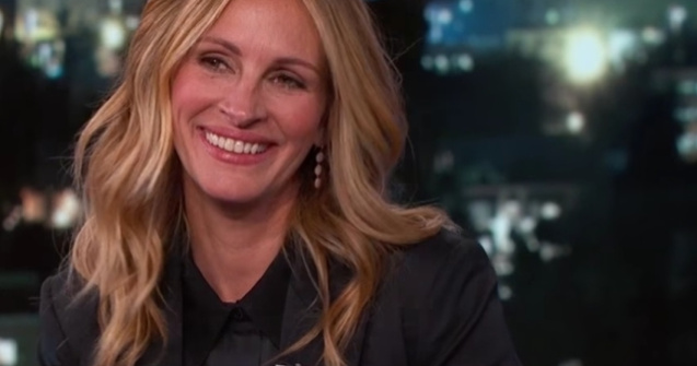  Video  Chris Martin a compus un cantec despre zambetul Juliei Roberts