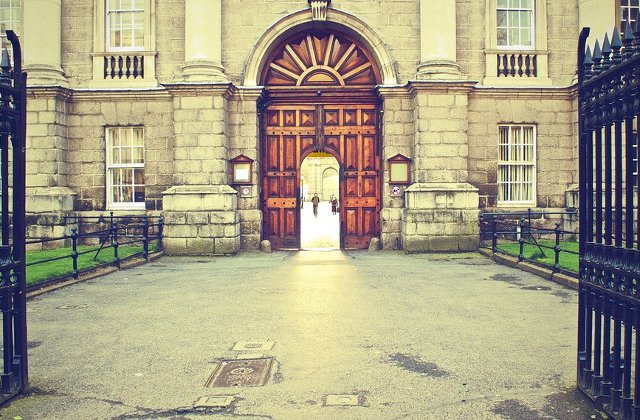 Toate scolile au fost inchise luni in Irlanda, unde urmeaza sa ajunga uraganul Ophelia