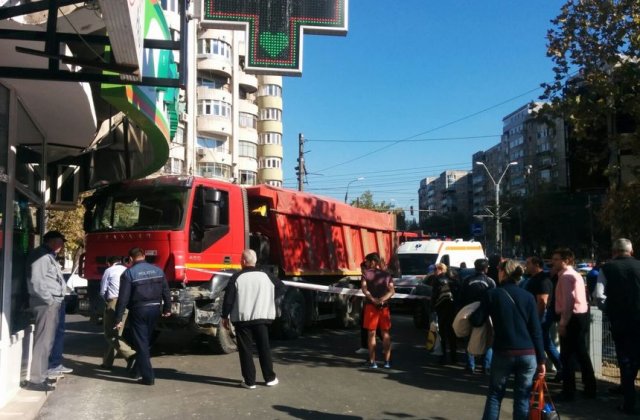 Accident grav in Capitala. O autobasculanta a lovit patru autoturisme, apoi a intrat pe trotuar. Mai multe persoane au fost ranite