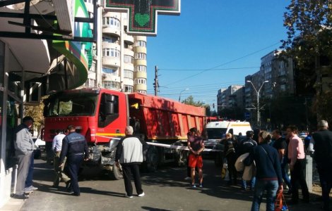 Accident grav in Capitala. O autobasculanta a lovit patru autoturisme, apoi a intrat pe trotuar. Mai multe persoane au fost ranite