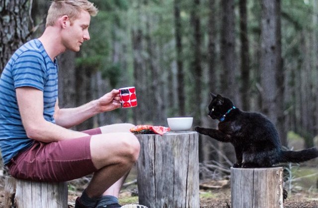 Si-a dat demisia, a vandut tot ce avea si a inceput sa calatoreasca alaturi de pisica sa